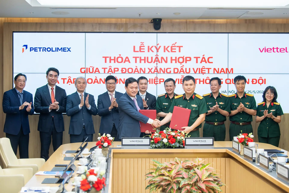 Viettel bắt tay Petrolimex điện hóa đội xe, đặt trạm sạc xe điện tại hệ sinh thái của Viettel