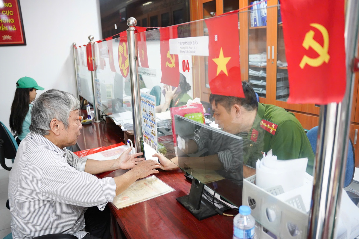 "Siêu phường" gần 100.000 dân sau sáp nhập: Công an cơ sở tiếp dân tới 22h