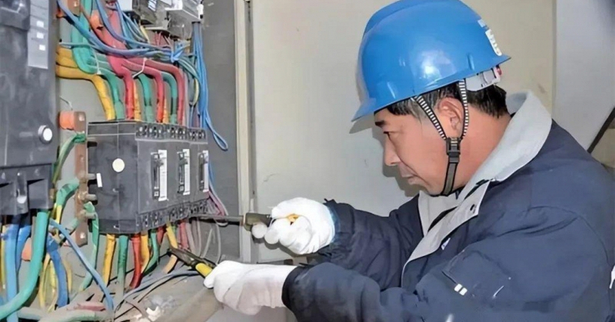 Phát hiện lượng điện cao bất thường tại khu nuôi tôm, cảnh sát vào cuộc điều tra, bắt giữ 2 đối tượng "trộm" hơn 60.000 kWh điện