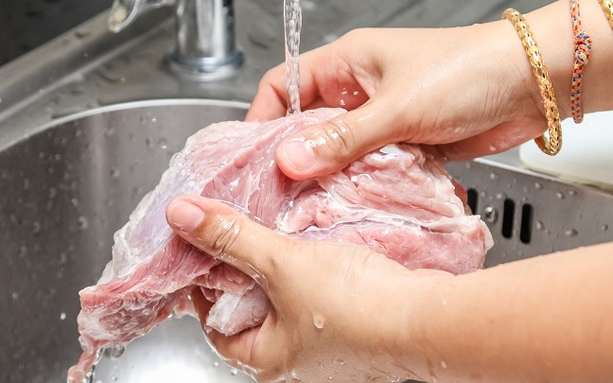 Khuyên thật: Đừng rửa thịt sống trực tiếp dưới vòi nước nữa!
