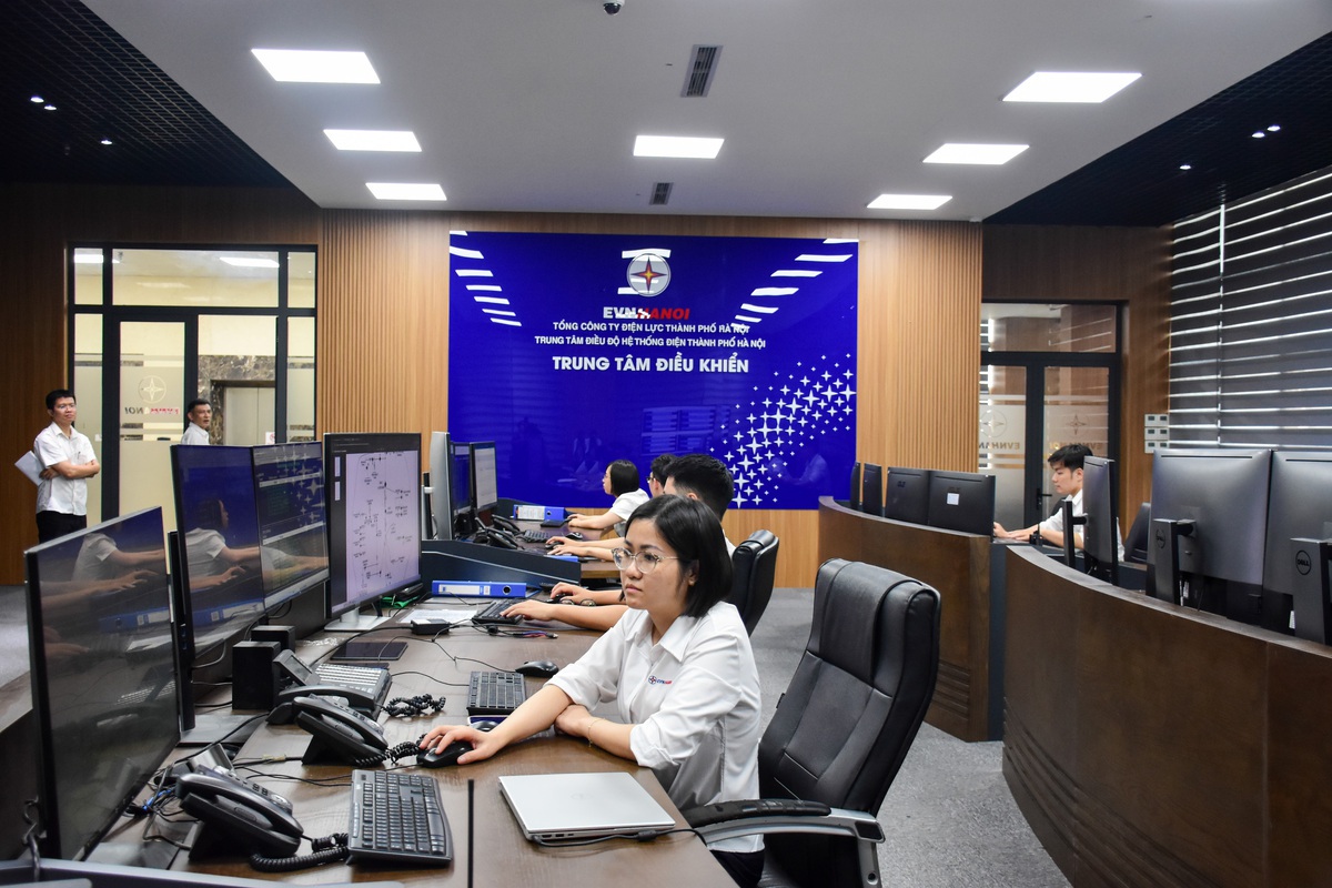 Nắng nóng kéo dài, EVNHANOI trực 24/24, đảm bảo điện cho sinh hoạt và sản xuất