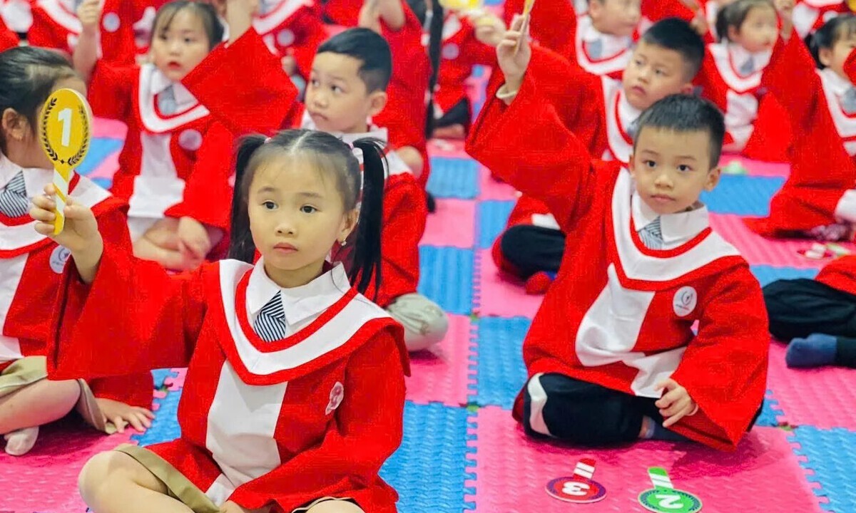Háo hức lên lớp 1, nhiều trẻ ngơ ngác khi bị đưa trở lại mầm non học hè