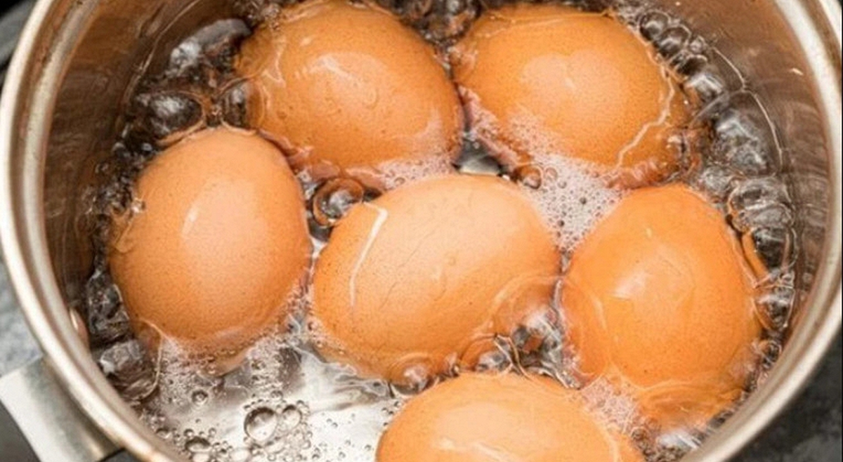 Luộc trứng mà cho thêm 1 thìa này, bóc vỏ trơn tuồn tuột, còn thơm ngon hơn hẳn