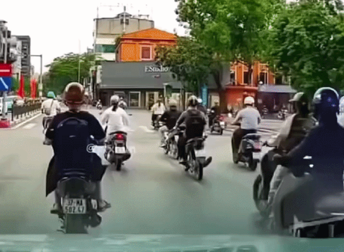 Hà Nội: Sang đường "hồn nhiên", nữ tài xế gây tai nạn rồi bỏ chạy, công an đang truy tìm