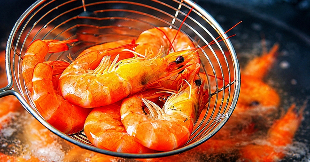 Luộc tôm đừng chỉ cho mỗi nước: Thêm 1 trong 2 gia vị này, tôm đỏ au, thịt ngọt săn chắc