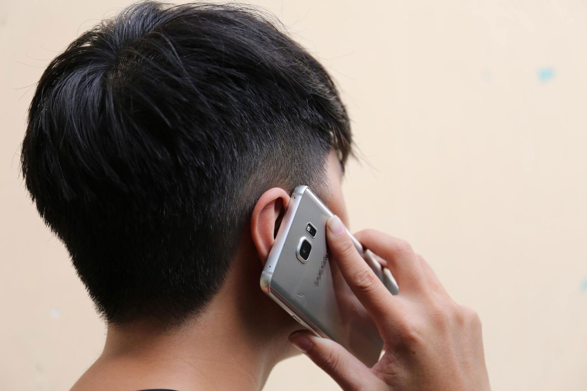 Bán sạch trâu bò giúp anh trai “tìm con”, đôi vợ chồng vùng cao bật khóc sau một cuộc điện thoại từ Hà Nội