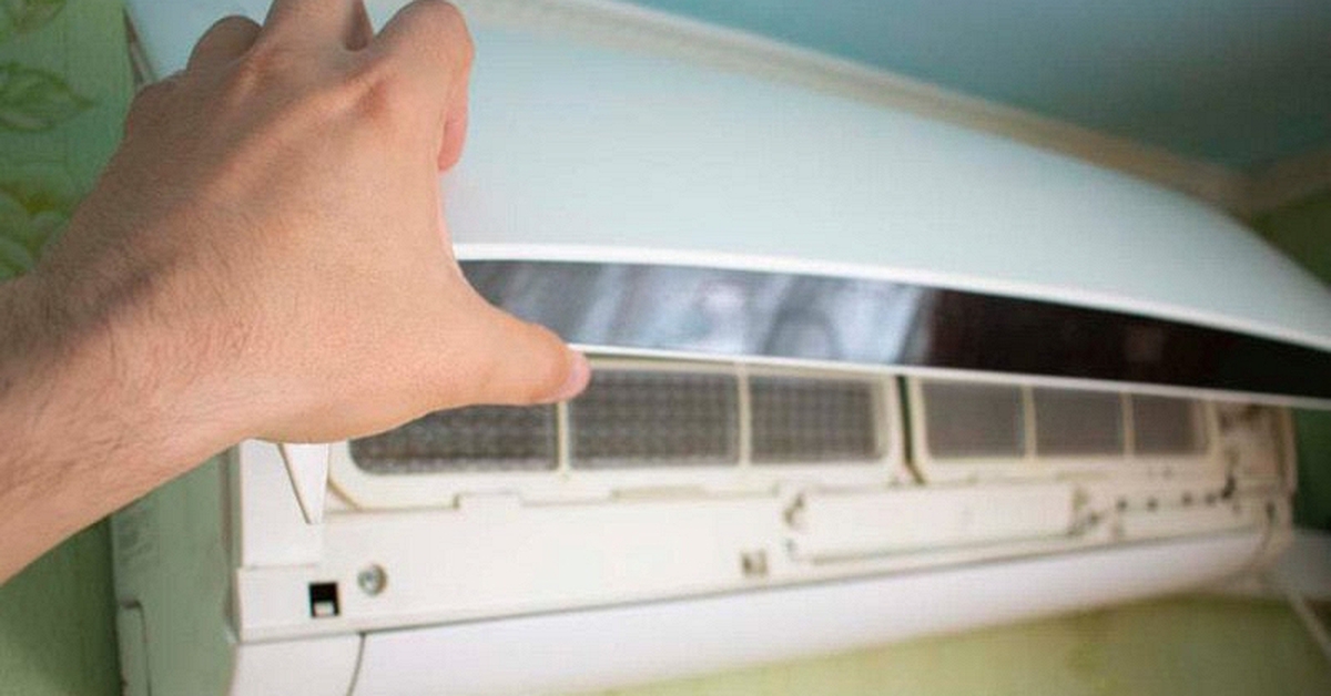 Bật điều hòa nghe tiếng lạ, người đàn ông vội mở ra kiểm tra rồi bất ngờ: Ai xem cũng rùng mình!