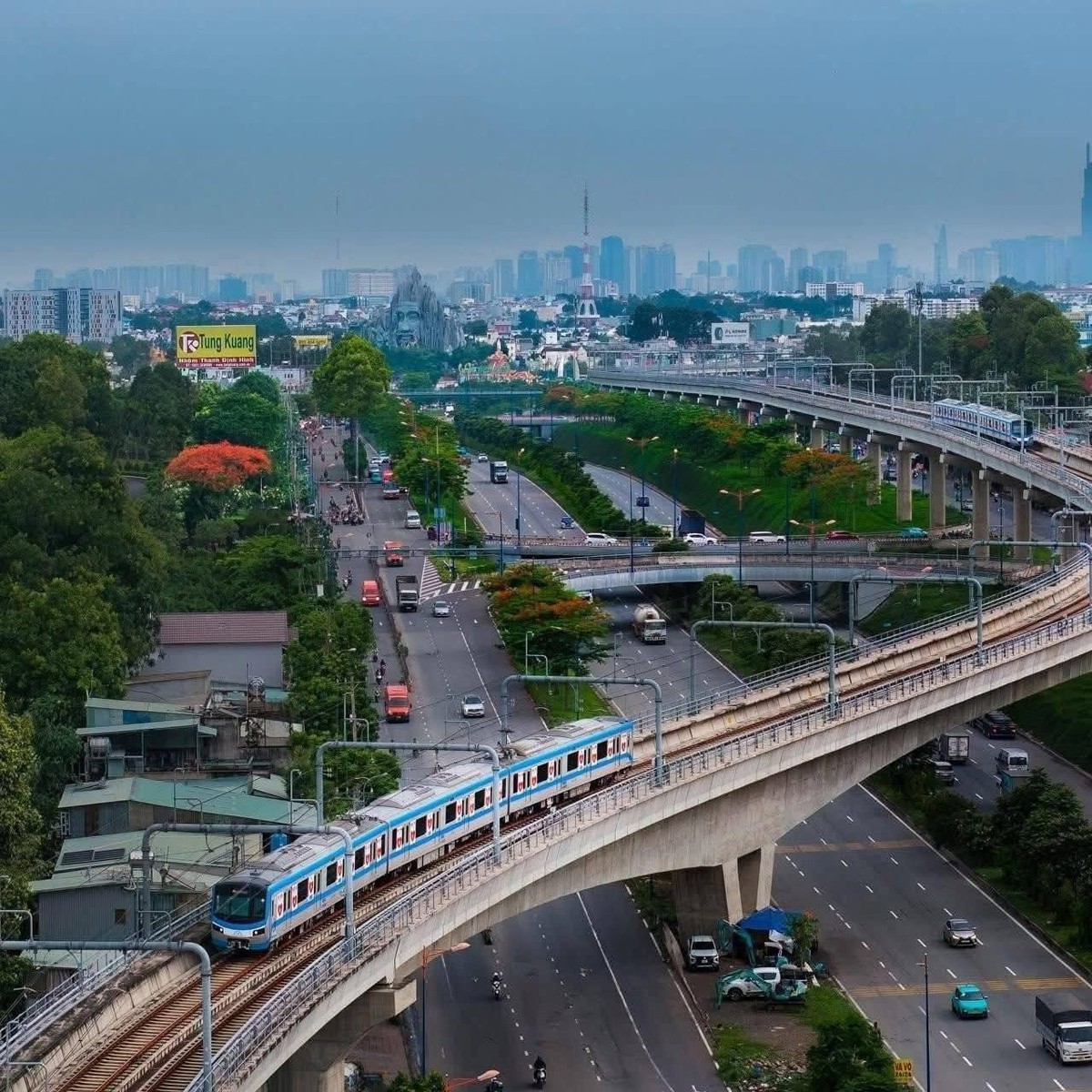 Bộ Chính trị yêu cầu TP.HCM tăng tốc, đưa 200 km metro vào vận hành trước năm 2030