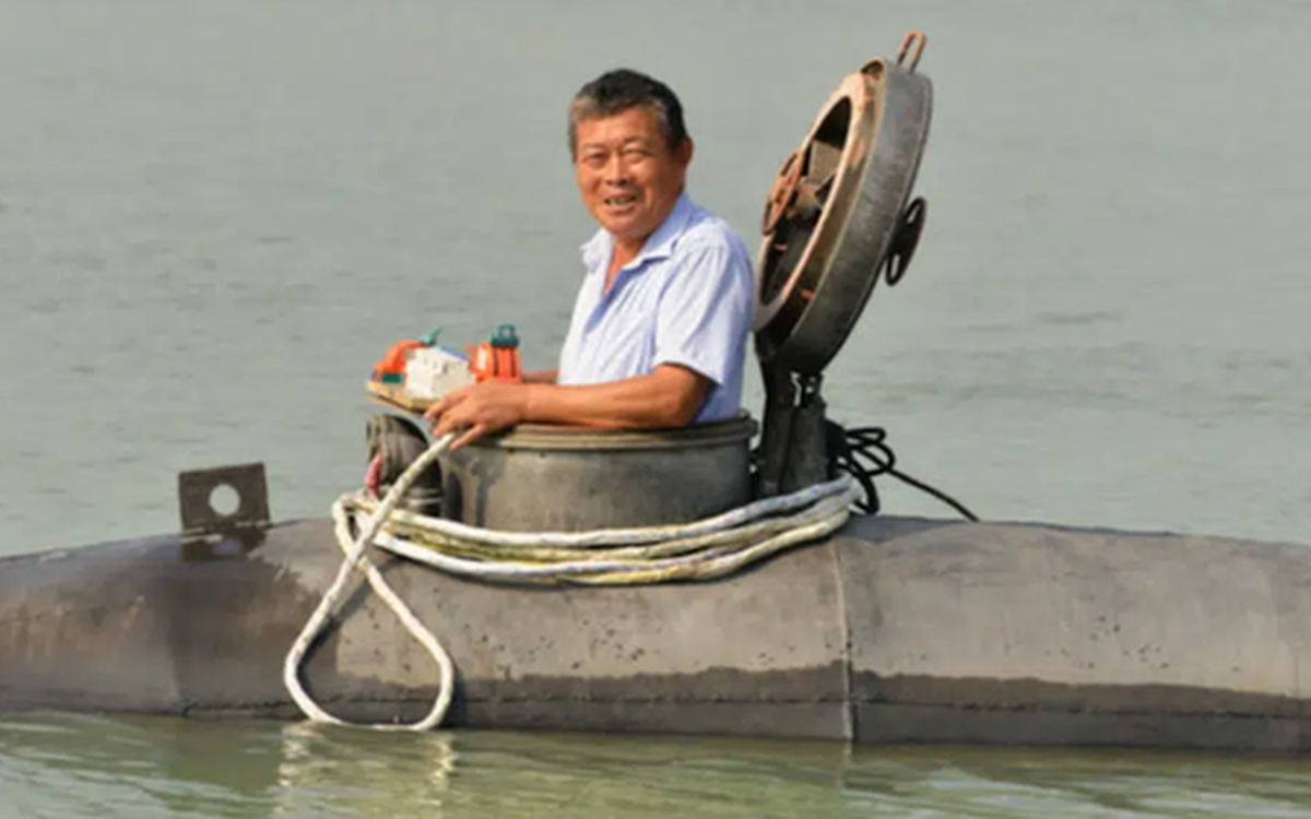 Phát hiện người đàn ông 60 tuổi thả "cục sắt" 5 tấn xuống nước, "con cá đen khổng lồ" chứng minh năng lực học hỏi đang kinh ngạc của người nông dân