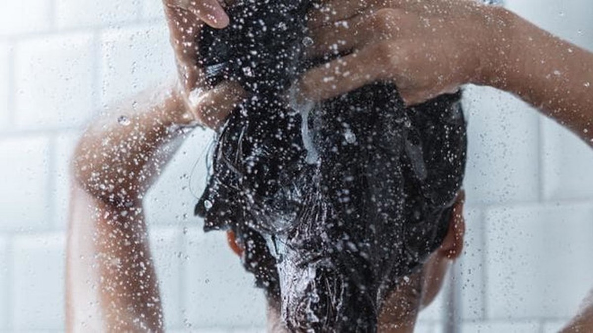 Nắng nóng đỉnh điểm, bác sĩ cảnh báo kiểu tắm nhiều người đang làm có thể gây đột tử