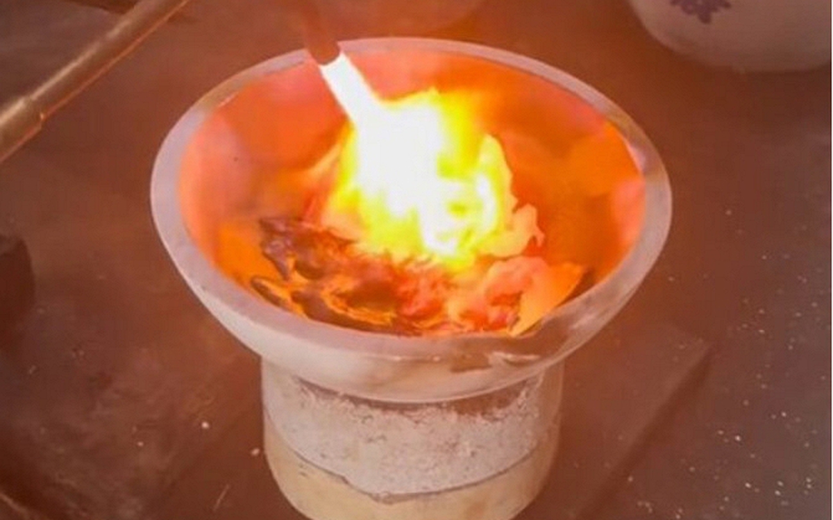 Dọn nhà phát hiện chiếc bát cũ của ông cố, chàng trai mang đi kiểm tra thì lộ bí mật bất ngờ
