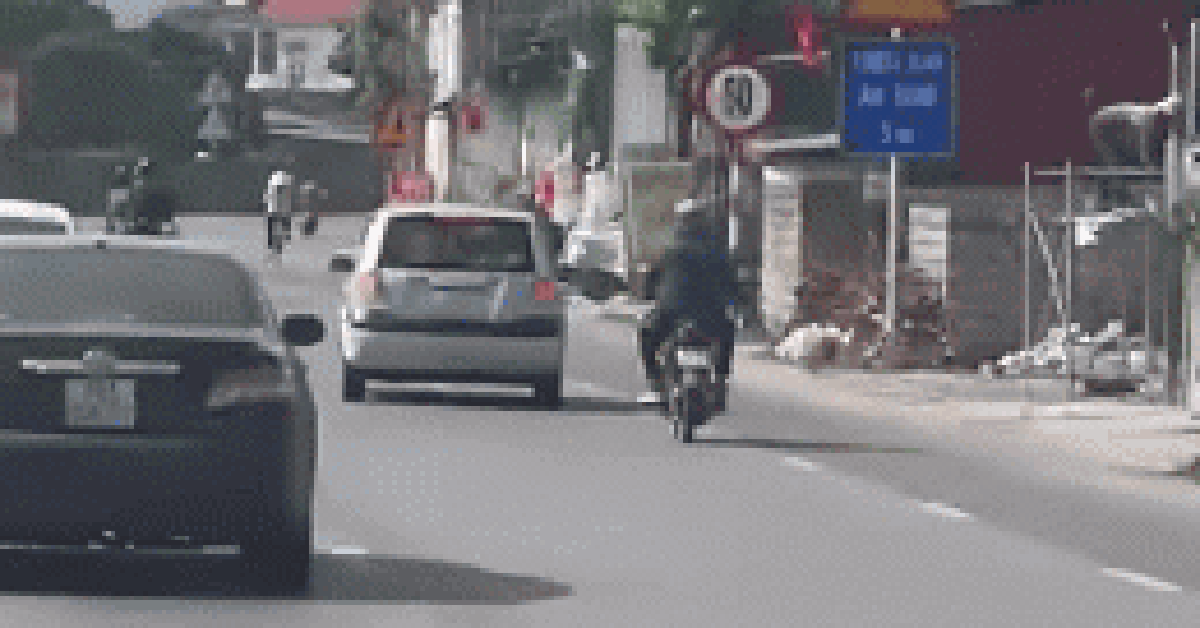 Ô tô chèn ngã người đi xe máy trên quốc lộ, tài xế nói do cãi nhau với mẹ