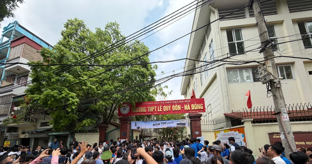 Thi Ngoại Ngữ lớp 10 ở Hà Nội: Thêm thí sinh vi phạm mang điện thoại, hơn 400 em vắng mặt