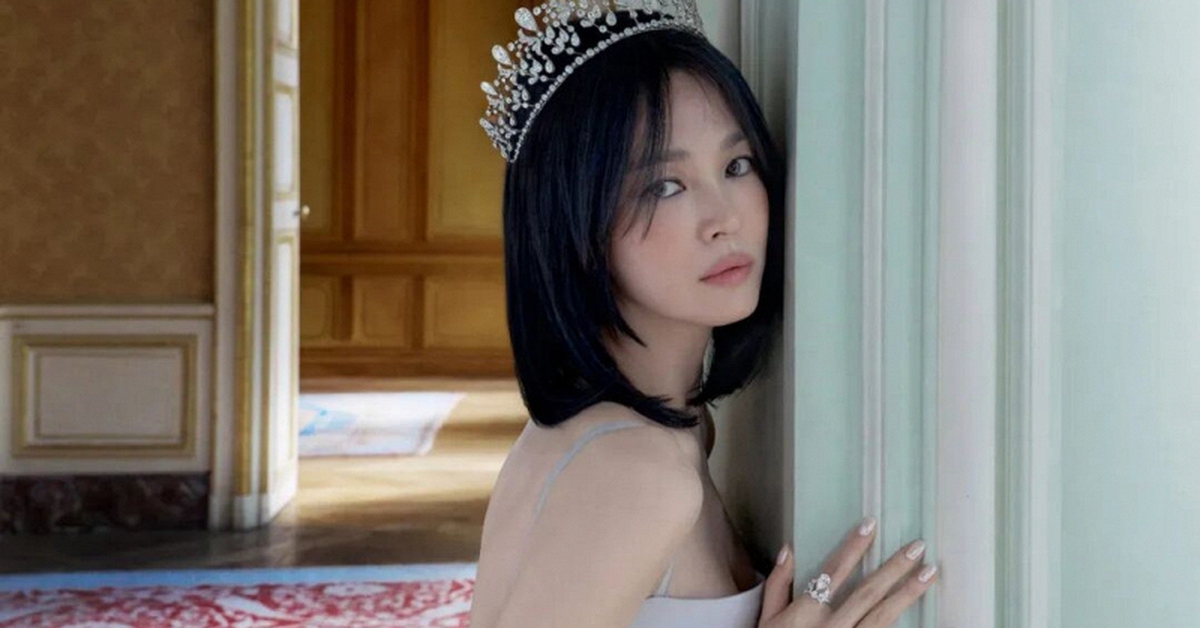 “Quốc bảo nhan sắc” xứ Hàn khiến MXH bùng nổ khi hóa thân thành “nữ hoàng ngái ngủ”, đội vương miện 106 năm tuổi