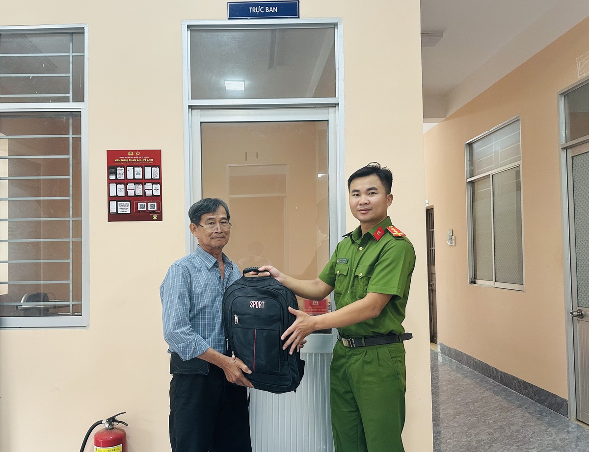 Phát hiện balo chứa nhiều vàng gồm dây chuyền, lắc tay, nhẫn... và tiền mặt: Công an mời người đàn ông SN 1962 lên làm việc