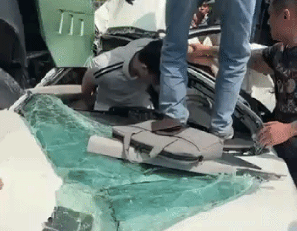 Hà Nội: Ô tô con dẹp dúm sau tai nạn liên hoàn, khoảnh khắc tài xế chui ra khiến nhiều người ngỡ ngàng
