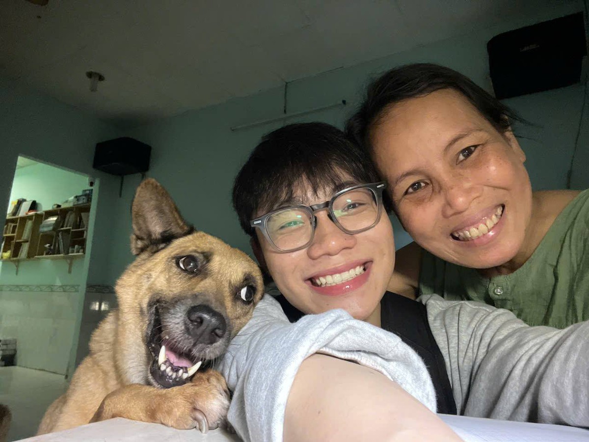 Một bức ảnh, 3 nụ cười và 20 năm cùng mẹ đi qua bệnh tật: Câu chuyện của Nguyễn Minh Nhật khiến cộng đồng mạng muốn về nhà lập tức!