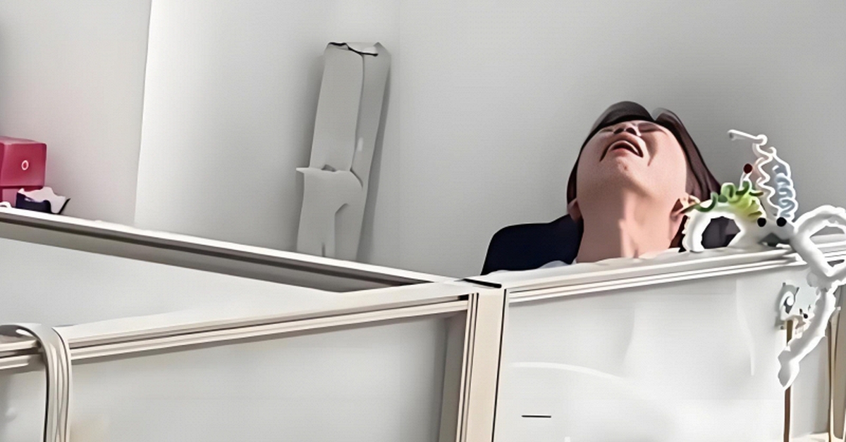 Cô giáo dạy Toán lớp 4 đang chấm bài bỗng bật khóc nức nở, lý do đằng sau khiến hàng triệu phụ huynh nghẹn lời