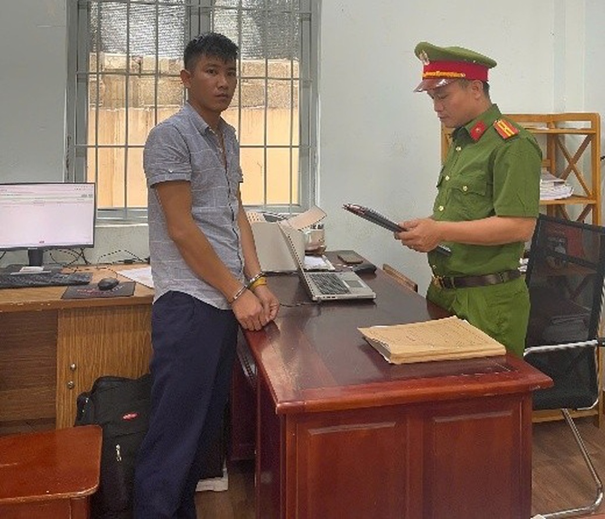 Thi hành lệnh bắt tạm giam "cò đất" Trần Văn Sỹ SN 1992