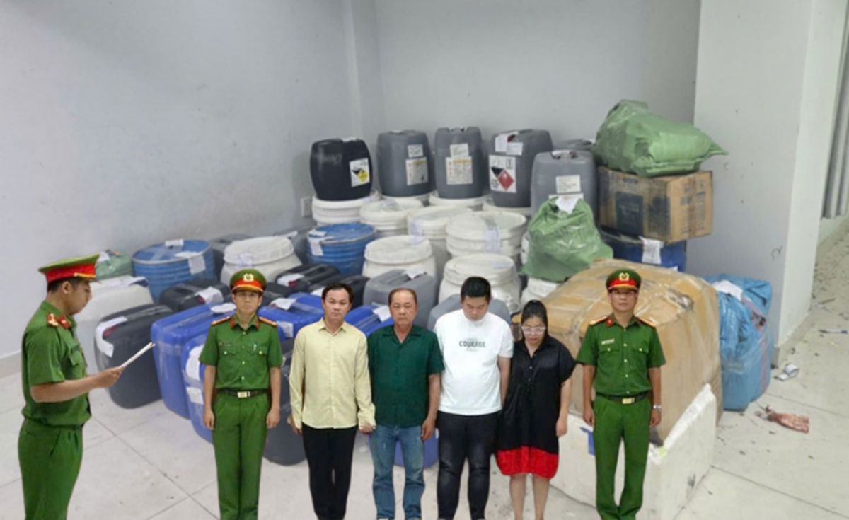 Khám xét khẩn cấp kho hàng, thi hành lệnh bắt tạm giam Trần Minh Thư - Giám đốc Công ty Thư Trần Hớn