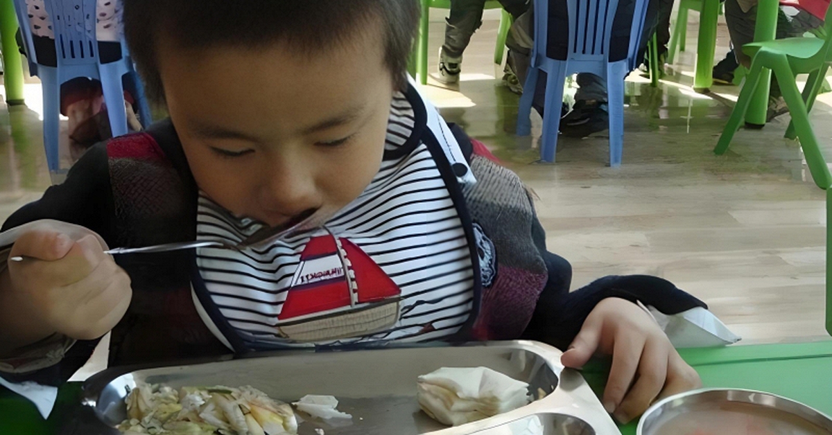 Nhìn cách ăn biết ngay tiền đồ: 3 thói quen trên bàn ăn cho thấy trẻ có EQ thấp, lớn lên khó thành công
