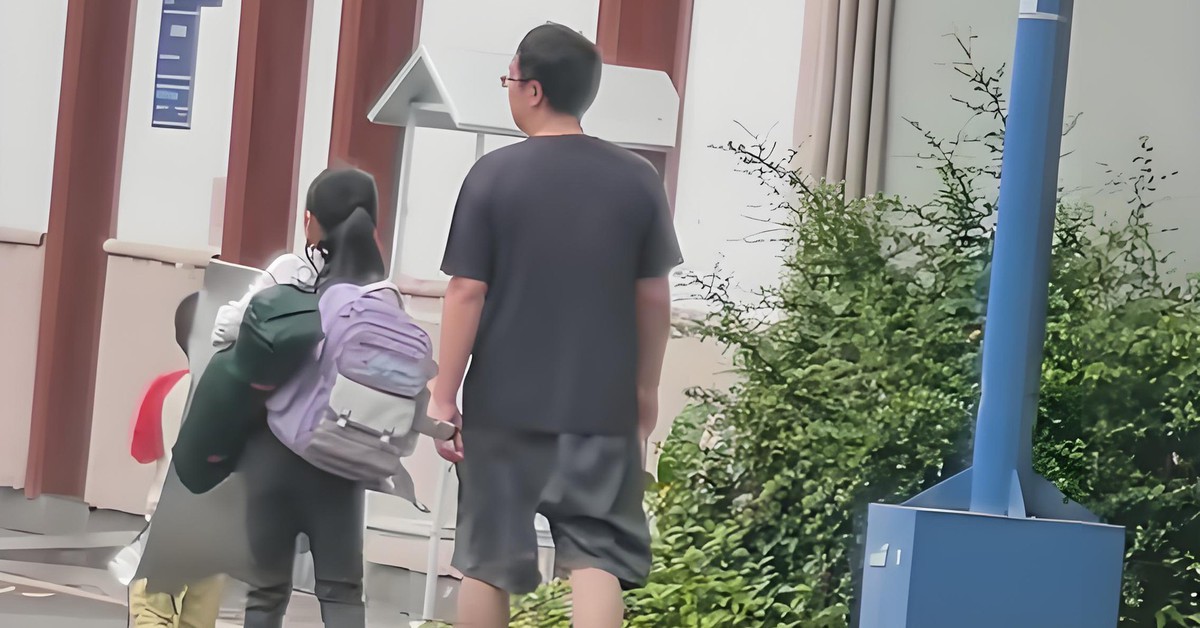 Bóng lưng 3 bố con trên đường phố gây xôn xao