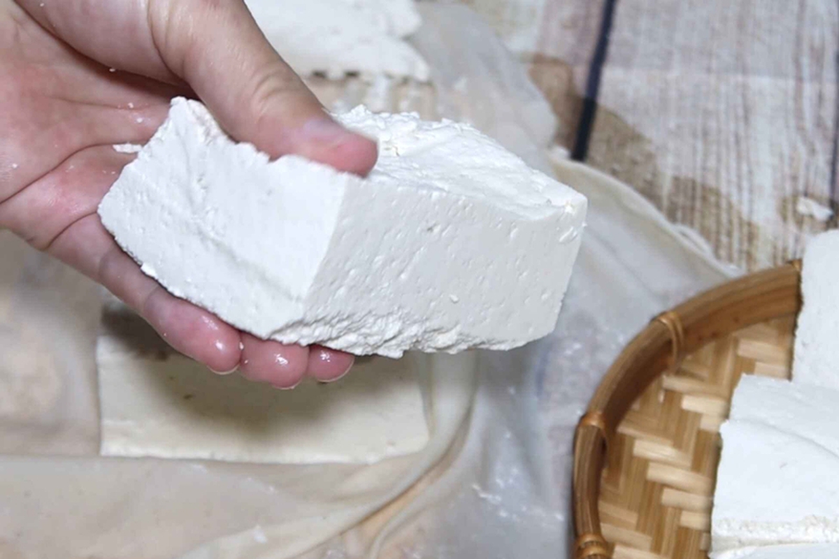 Nói thật: Ra chợ thấy 4 loại đậu phụ này, được cho không cũng đừng dại mang "mầm bệnh" về nhà