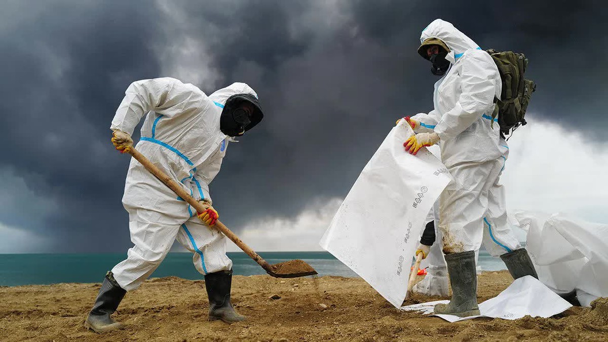 Ukraine tấn công dồn dập - "Mưa đen" trút xuống nước Nga: Chuyên gia cảnh báo về thảm họa sinh thái