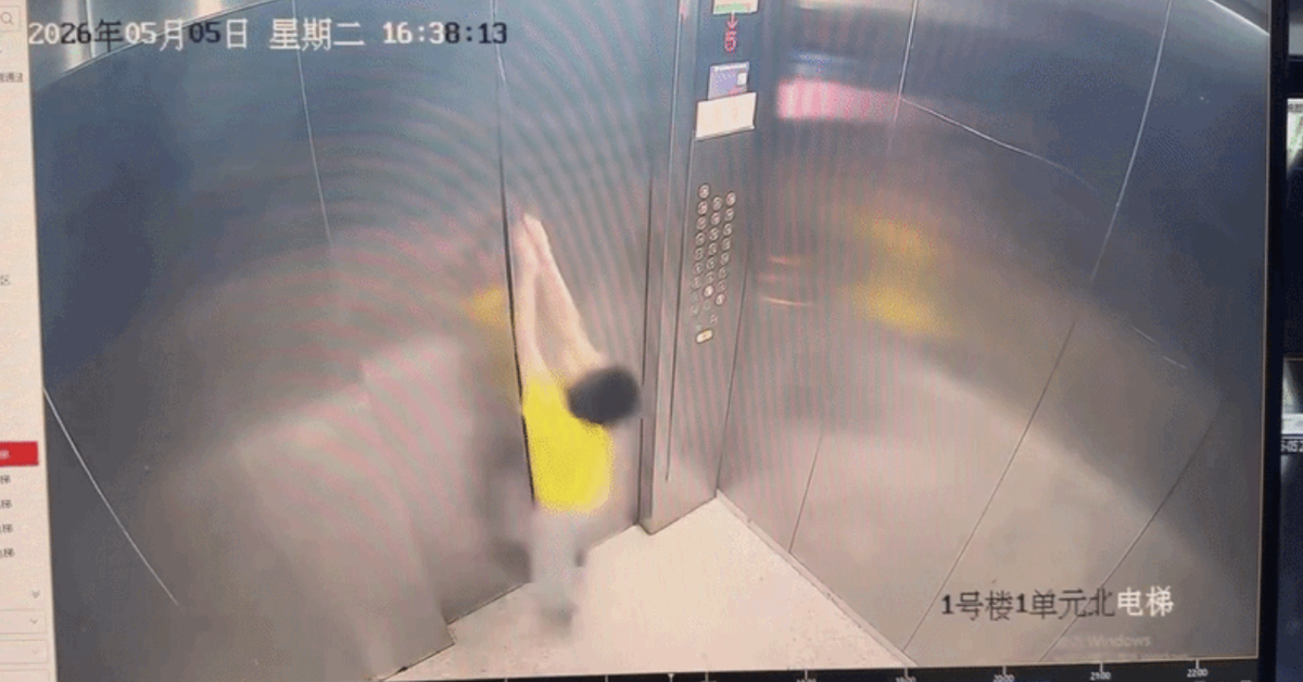 Đoạn camera trong thang máy được đăng lên mạng giữa đêm khiến nhiều phụ huynh thót tim