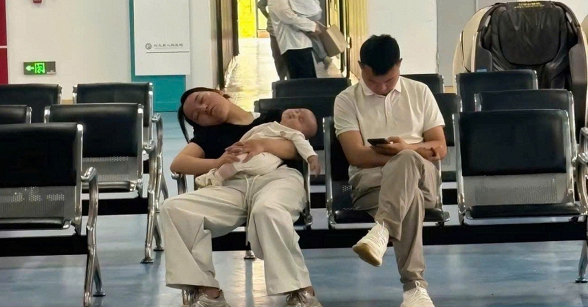 Bức ảnh ở hành lang bệnh viện đang viral: Bạn có chọn đúng bố cho con hay không? Cứ nhìn những lần con cái đau ốm thì sẽ rõ!