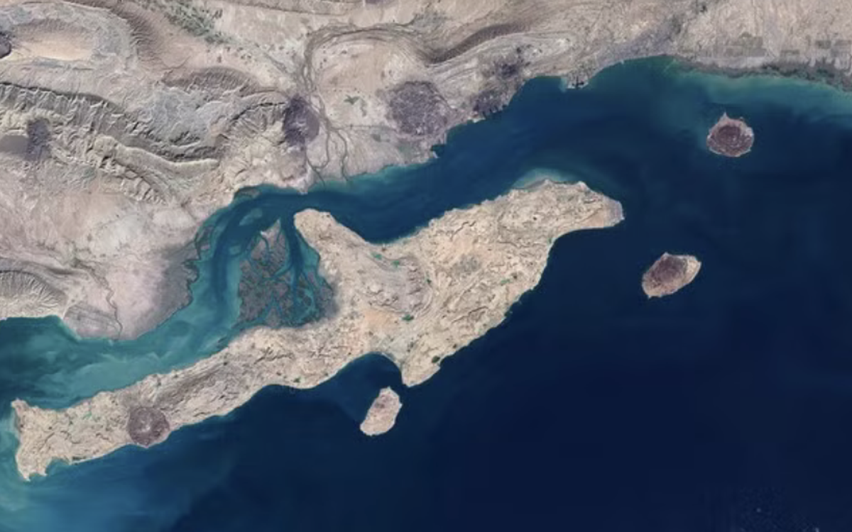Quan chức cấp cao Iran ví eo biển Hormuz như "bom nguyên tử"