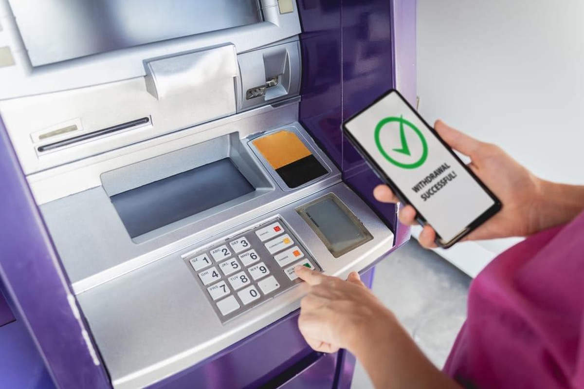 Sử dụng cây ATM của ngân hàng khác nộp tiền vào tài khoản của mình có được không?