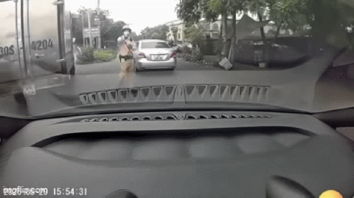 Xác minh thêm vi phạm của người xưng thầy dạy lái xe hỏi CSGT "em biết anh không"