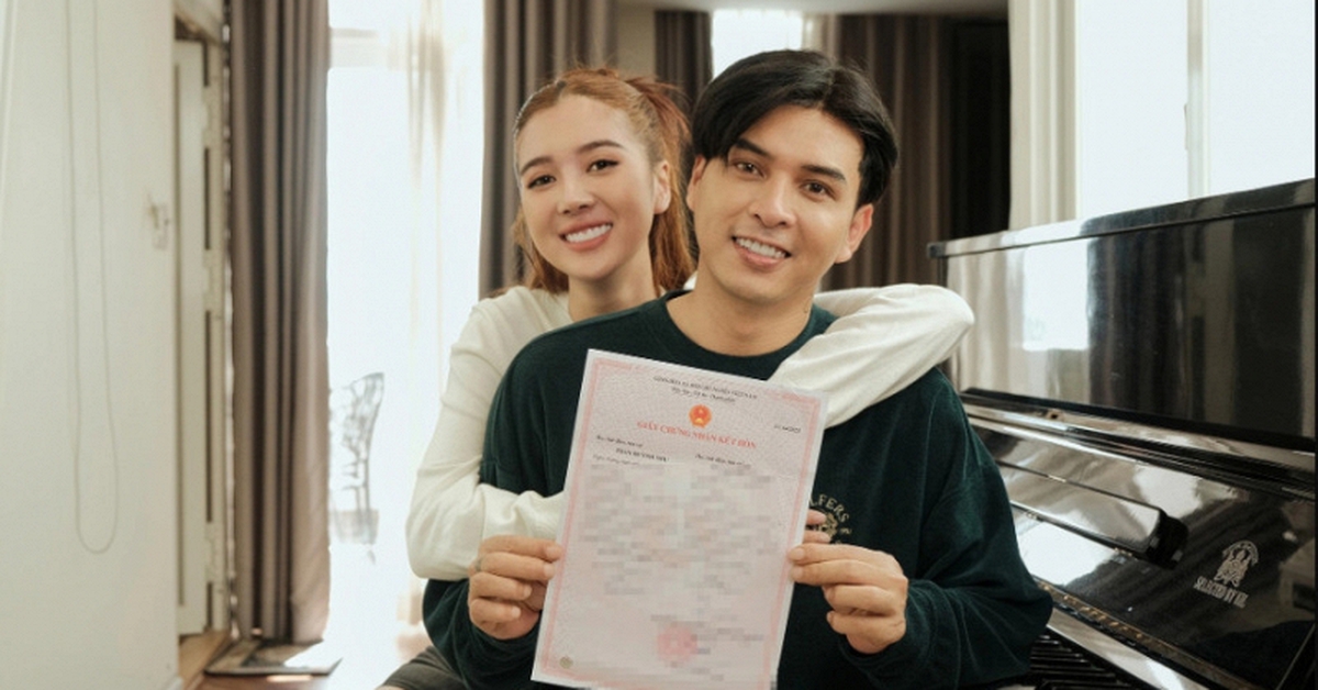 Nam ca sĩ trước làm phụ xe, giờ nổi tiếng ai cũng biết, sống bên vợ kém 17 tuổi trong cơ ngơi 20 tỷ đồng giữa TP.HCM