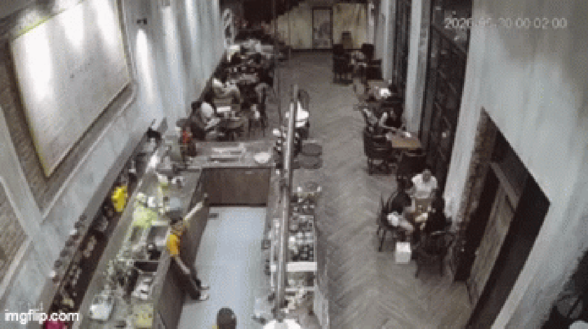 Hé lộ diễn biến khó lường trước khi xảy ra vụ khách Tây đập phá quán ...
