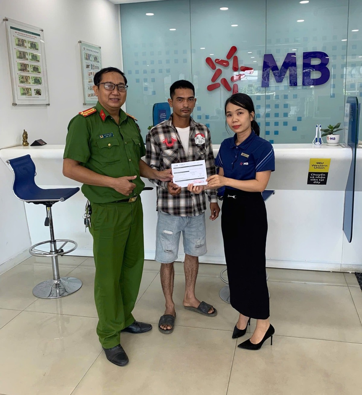 Tài khoản MBBank vừa nhận 35,6 triệu đồng, Công an tìm đến tận nhà người đàn ông SN 1999 để làm việc