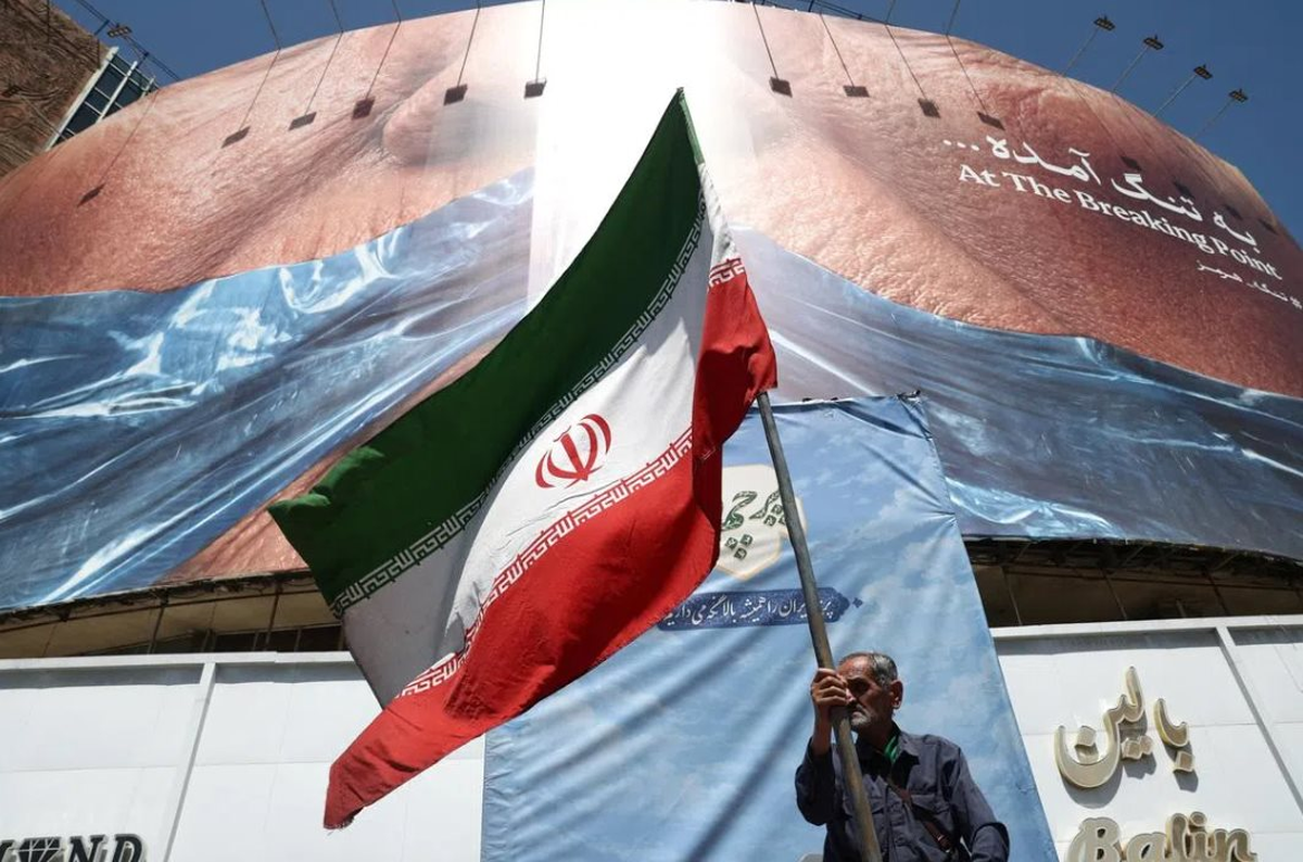 Iran tuyên bố ngừng trao đổi với Mỹ, phong toả hoàn toàn eo biển Hormuz, giá dầu tăng dựng đứng 7%