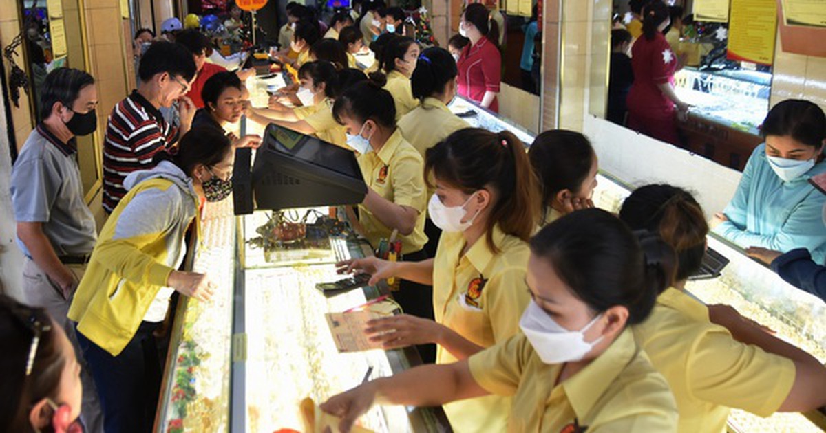 Giá vàng hôm nay 10-6: Vàng thế giới "bốc hơi" hơn 100 USD