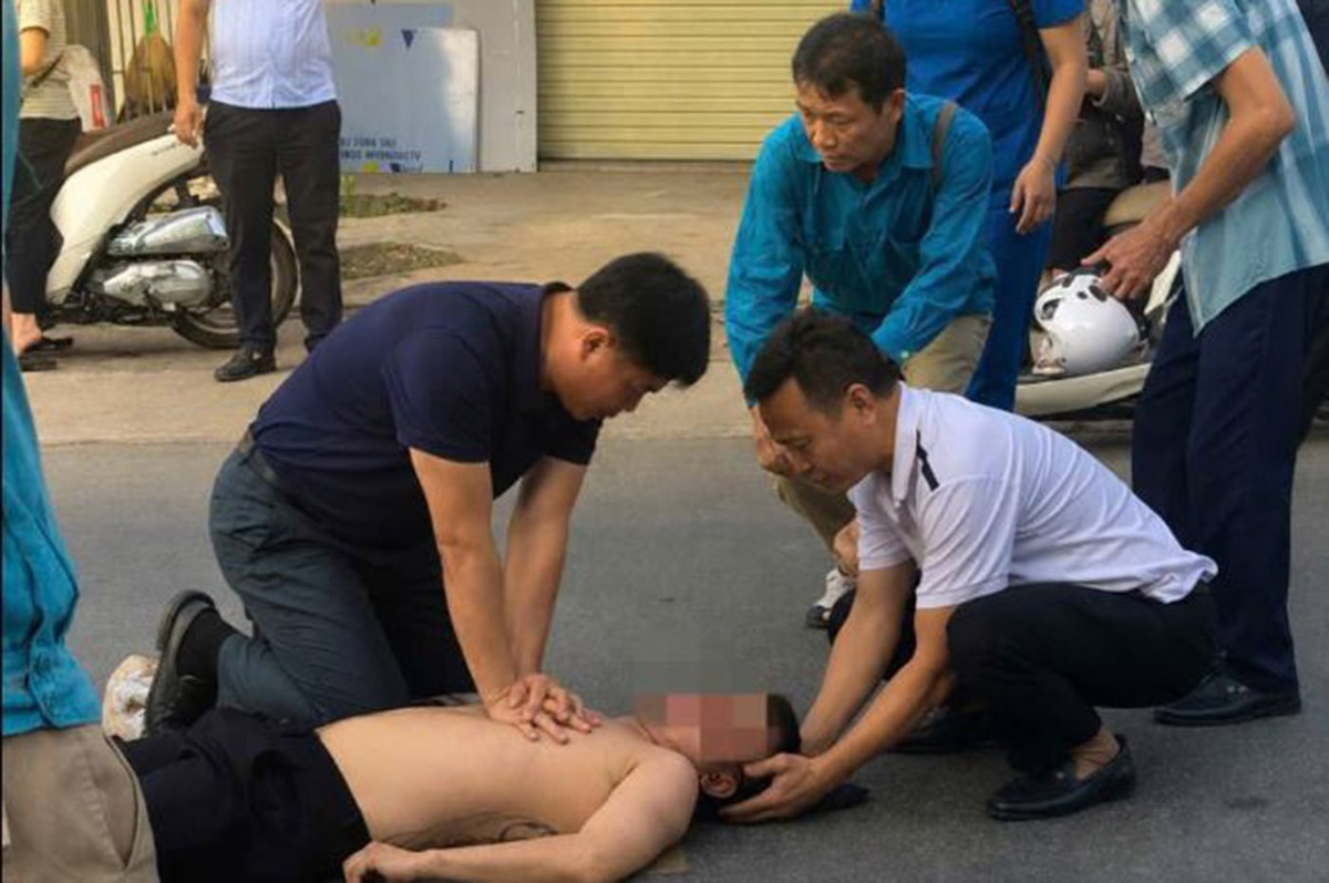 Phó giám đốc bệnh viện và đồng nghiệp ép tim cứu người gặp nạn trên đường