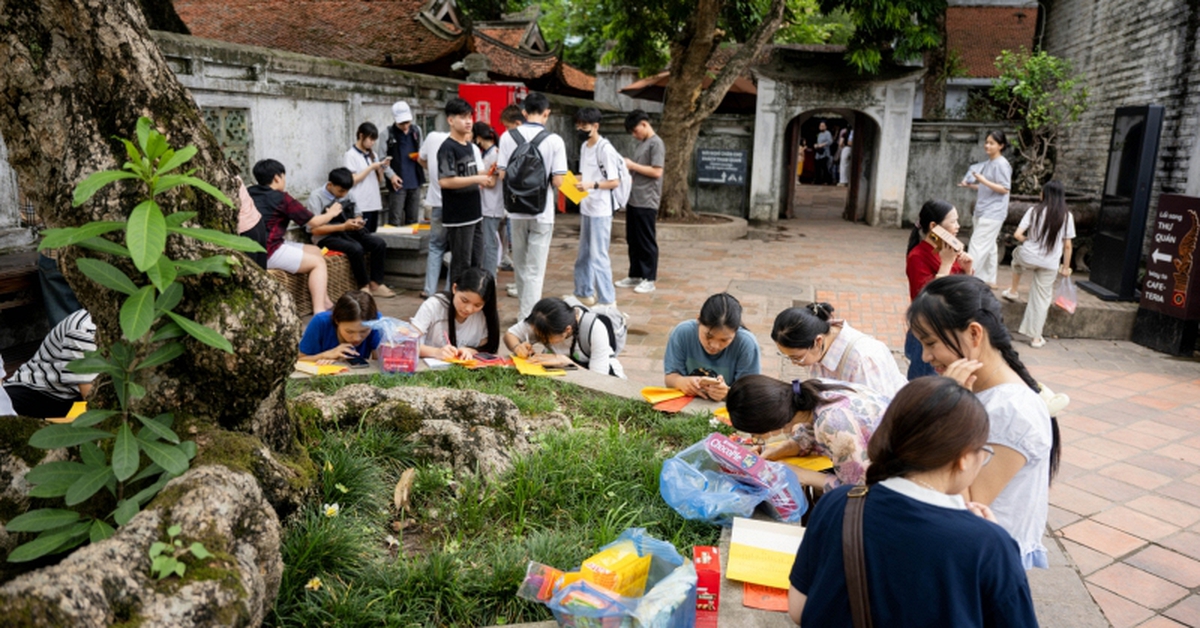 Cảnh tượng mỗi năm chỉ có đúng một lần tại Văn Miếu - Quốc Tử Giám trước giờ G thi tốt nghiệp THPT