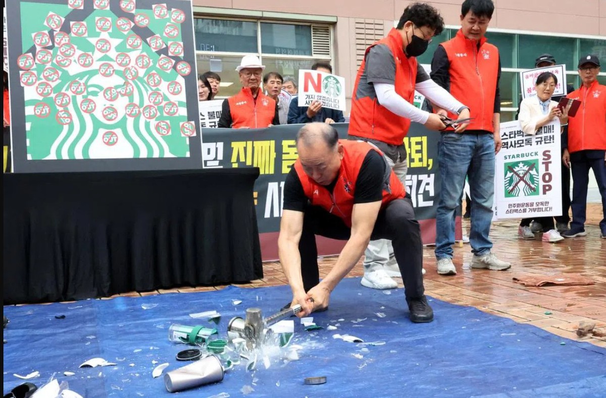 Starbucks bị tẩy chay, khách hàng đập cốc, đòi hoàn tiền