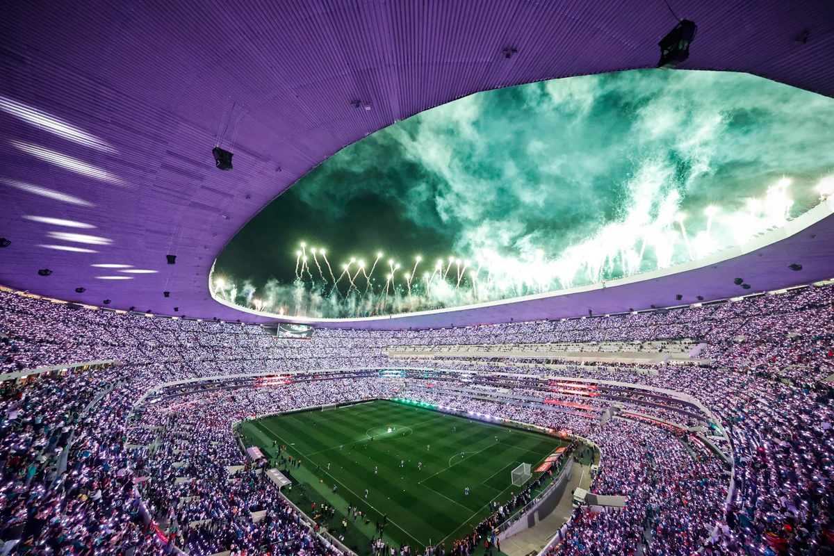 Sân vận động đầu tiên trong lịch sử 3 lần khai mạc World Cup có gì đặc biệt?