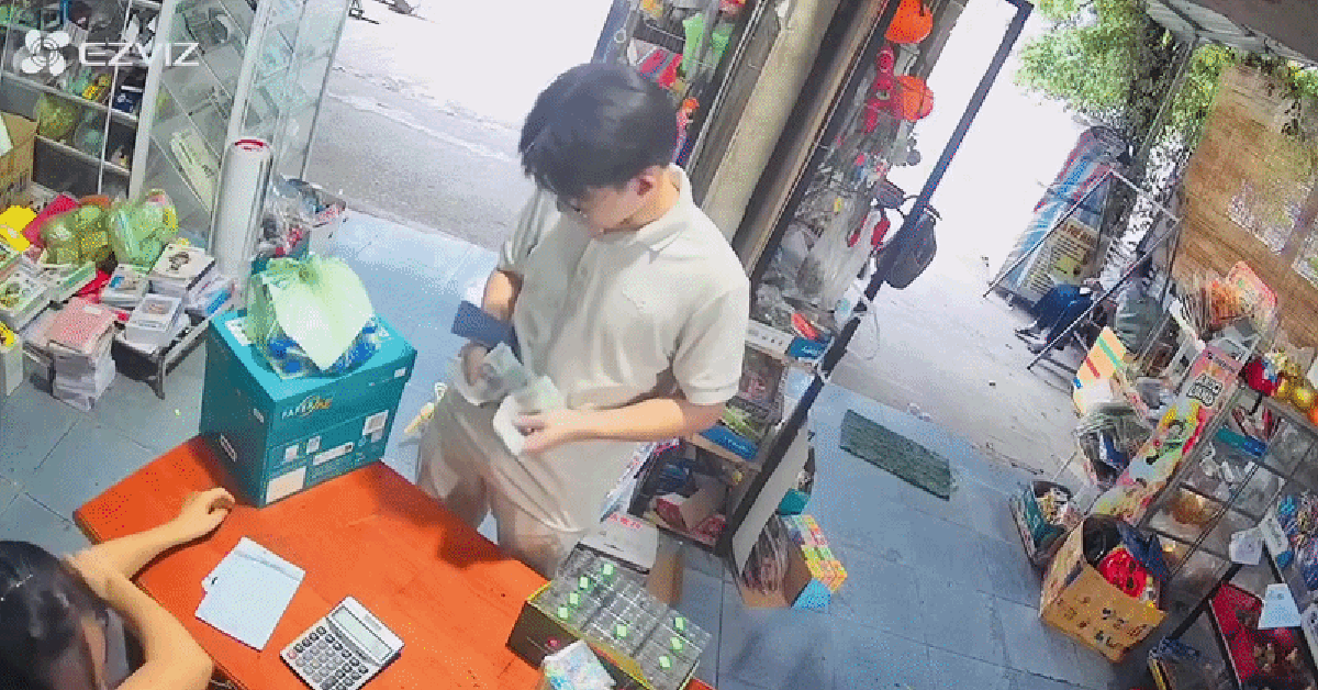 Khách Trung Quốc đưa xấp tiền 500.000 đồng, phản ứng của chủ tiệm ở TP.HCM gây xôn xao