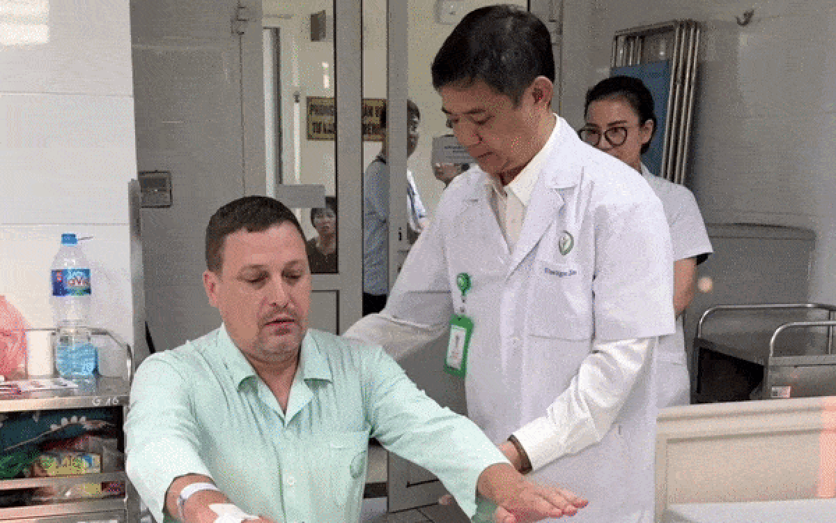 Khách Tây đến 1 bệnh viện tại Việt Nam phẫu thuật cột sống khi thử đủ cách không khỏi: 1 ngày đã được xuất viện, 6 giờ sau mổ nói ngay 1 câu