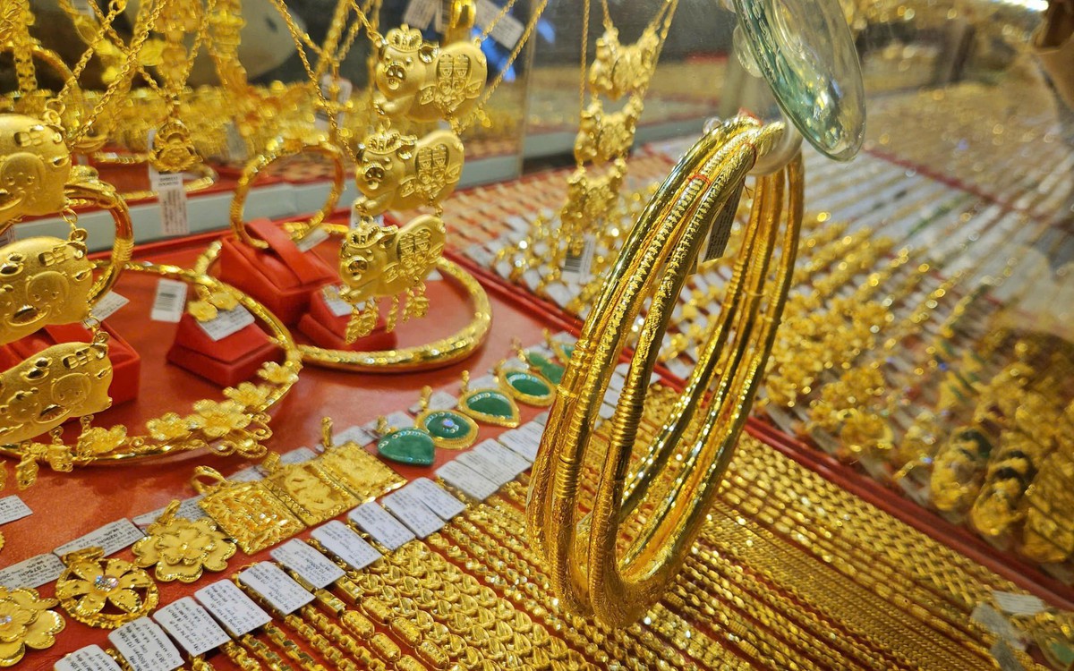 Tối ngày 10/6, giá vàng lao dốc mạnh