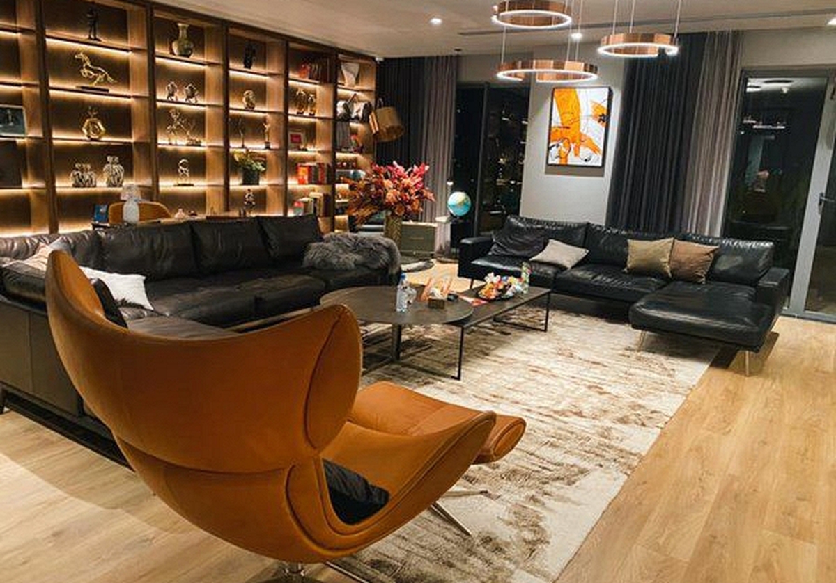 Nam MC cưới cô tiếp viên hàng không kém 8 tuổi: Mua đứt penthouse tặng vợ, độ cưng chiều ngang tổng tài ngôn tình