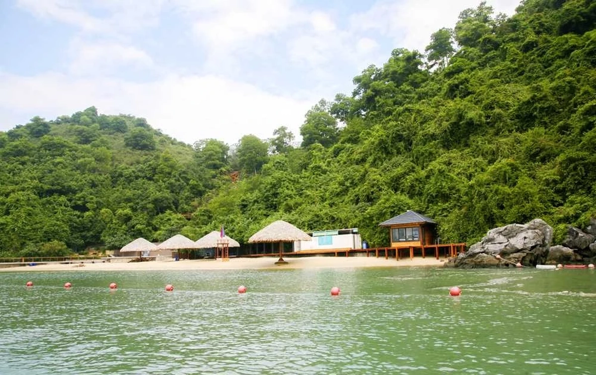 Bãi biển ở Việt Nam tên rất lạ, ít người biết, vào top đẹp nhất thế giới
