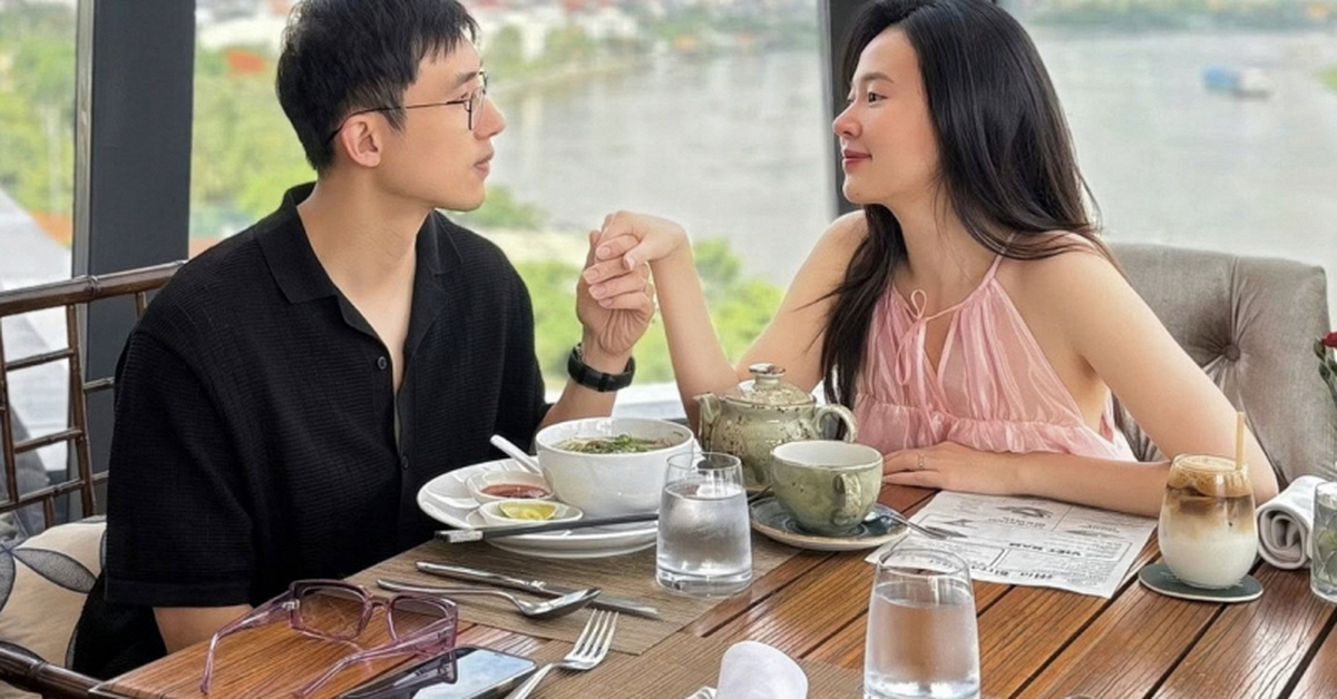 Midu mặc váy rộng thùng thình bên chồng thiếu gia, thay đổi 1 thứ giống mẹ bỉm