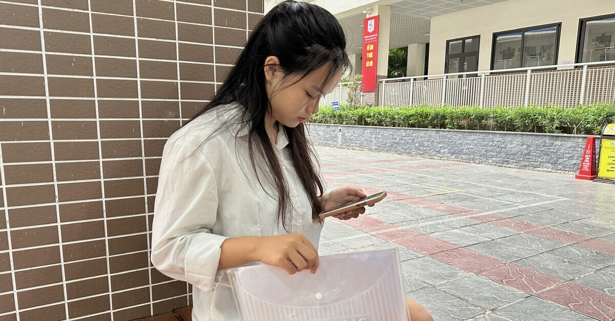Mang điều khiển điều hòa đi thi để "cầu đỗ", nữ sinh Hà Nội nói lý do bất ngờ