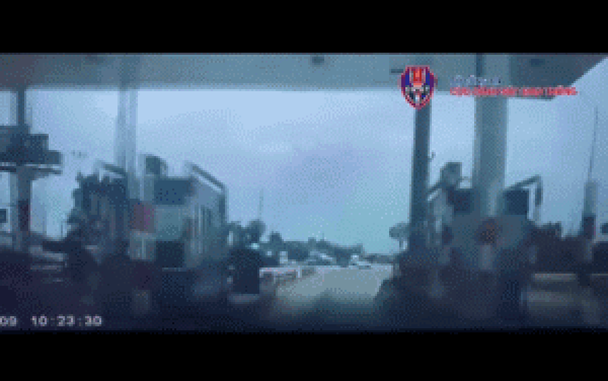 Xe ô tô dừng khẩn giữa Quốc lộ 5, CSGT phát hiện người phụ nữ chảy máu nhiều ở cánh tay